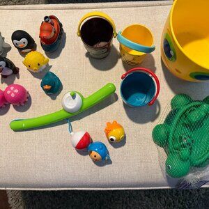 AMAZING LIMITED AVAILABILITY LOT OF POPULAR PLAYMAKER BATH TOYS - 19 PIECES
